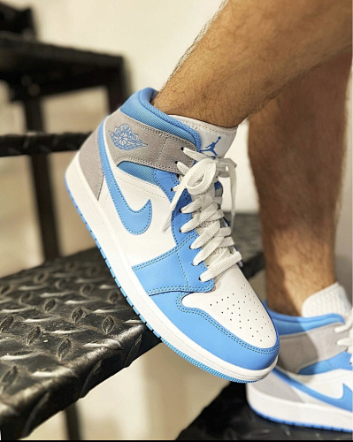 Nike Air Jordan 1 Mid University · Y50A
