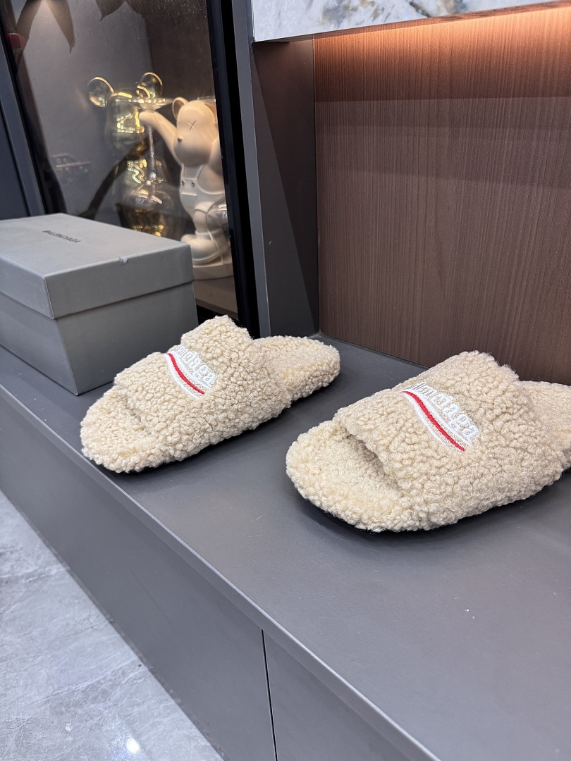 Balenciaga Furry Slide · L36J — תמונה 8