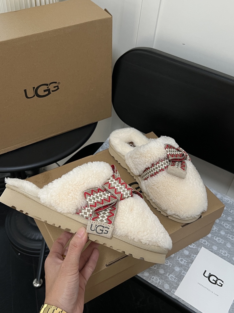 UGG — סנדלים וכפכפים · M60G — תמונה 3