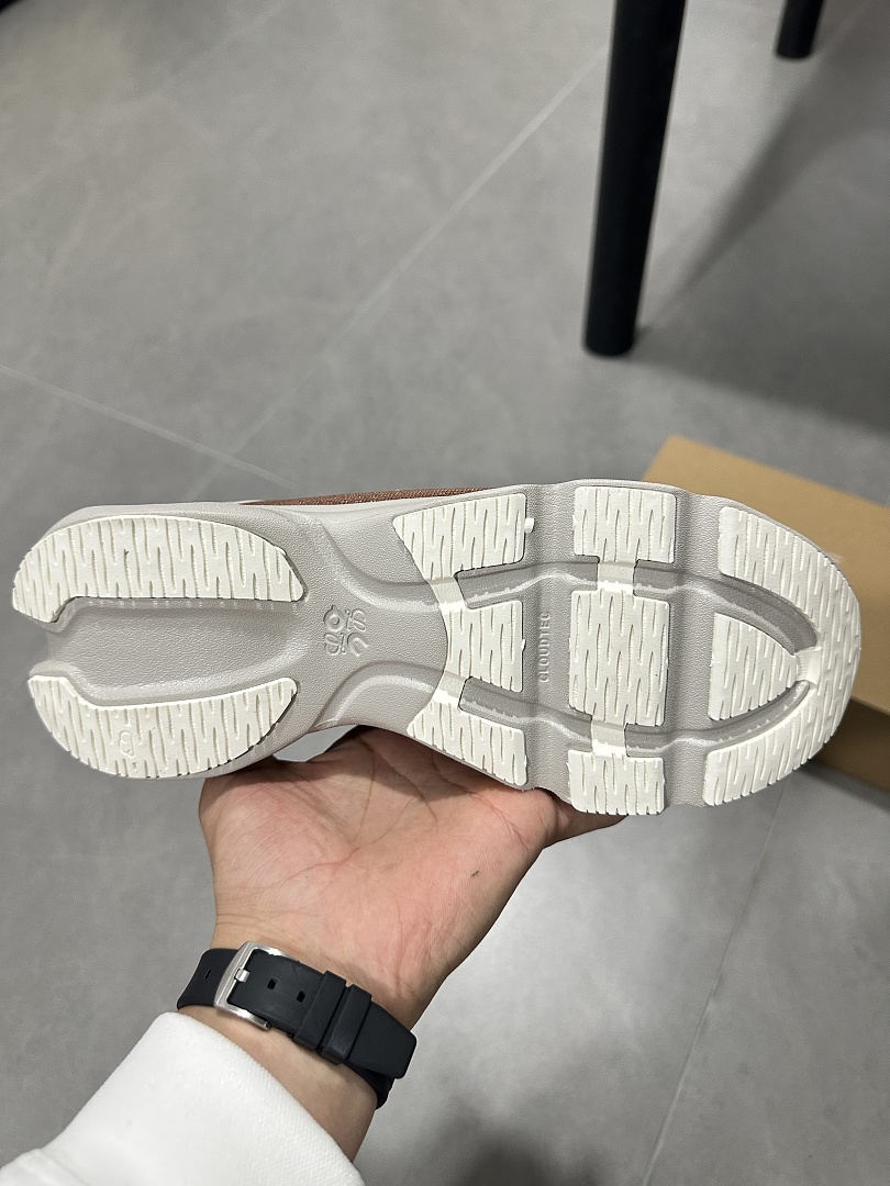 On Running x LOEWE Cloudsolo · NY353 — תמונה 8