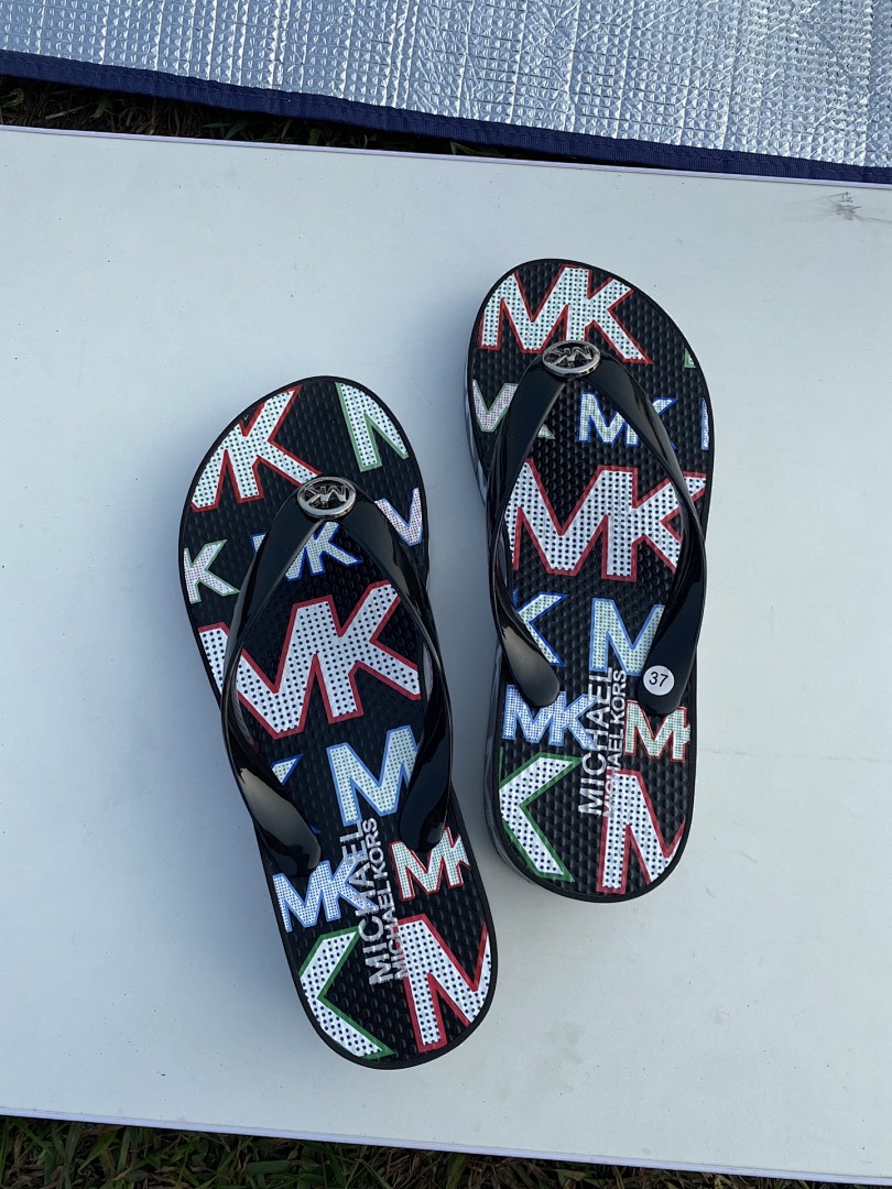 Michael Kors Signature Logo Flip Flops · SOSO — תמונה 11