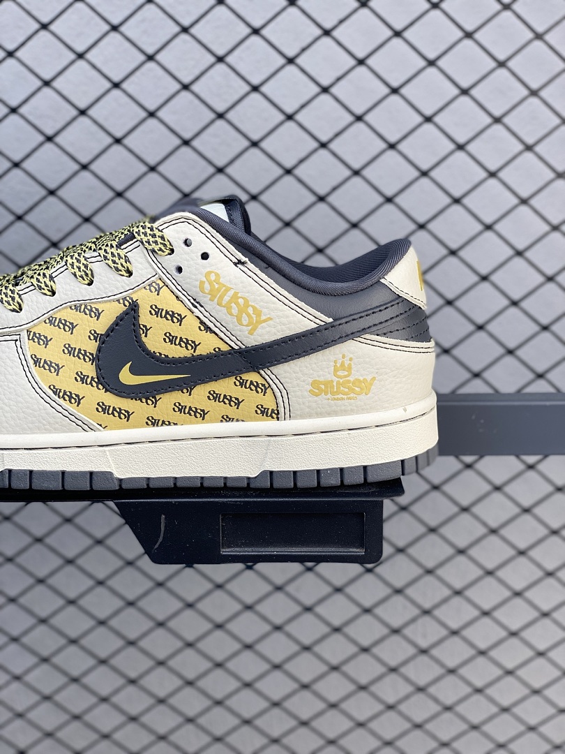 Nike Dunk Low x Stussy · R02N — תמונה 19
