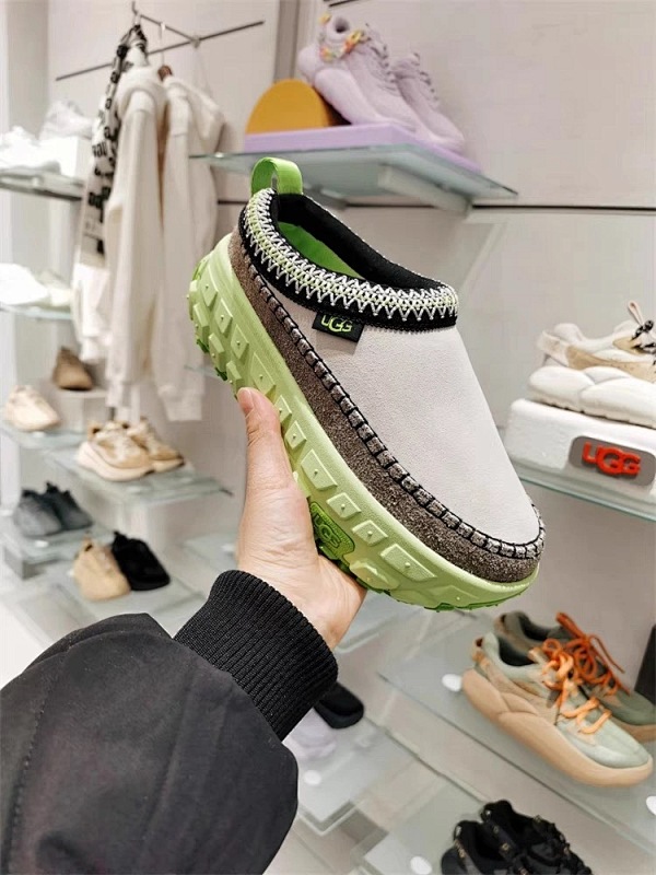 UGG Venture Daze · Y17B