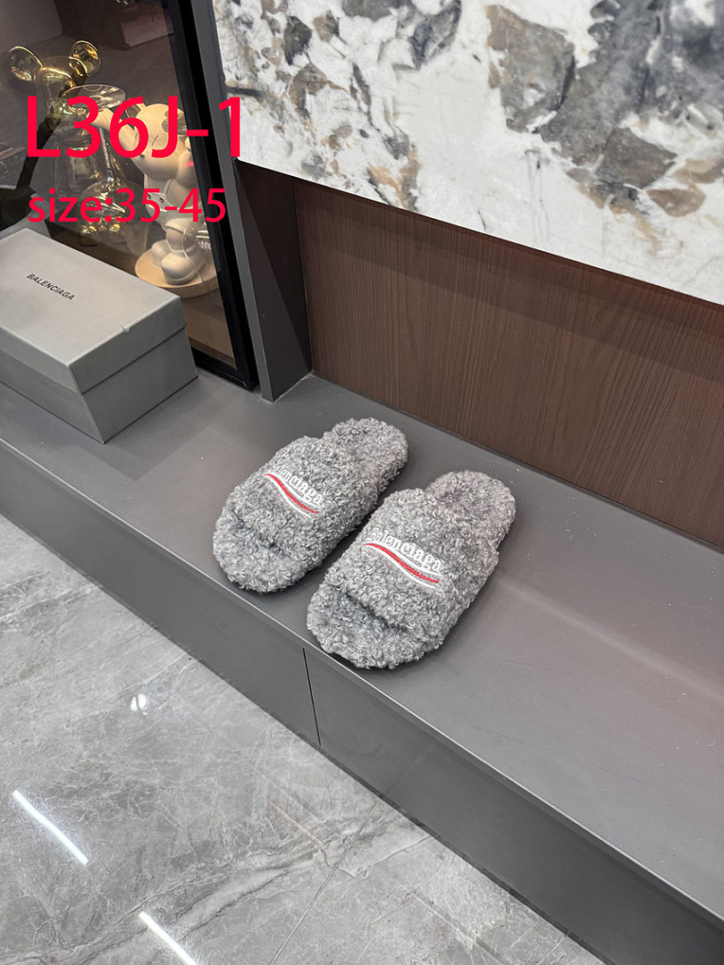 Balenciaga Furry Slide · L36J