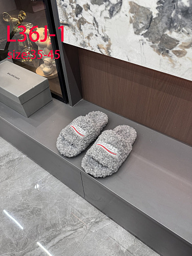 Balenciaga Furry Slide · L36J
