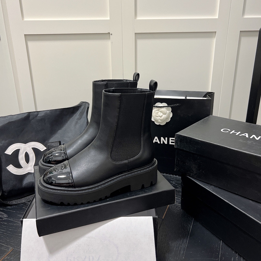 Chanel Interlocking CC Logo Chelsea Boots · 65Y9 — תמונה 4