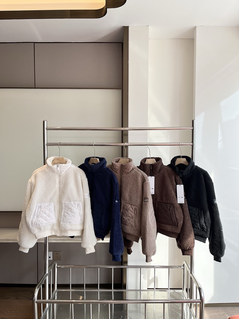 Alo Yoga Sherpa Edge Bomber · 5AT — תמונה 5