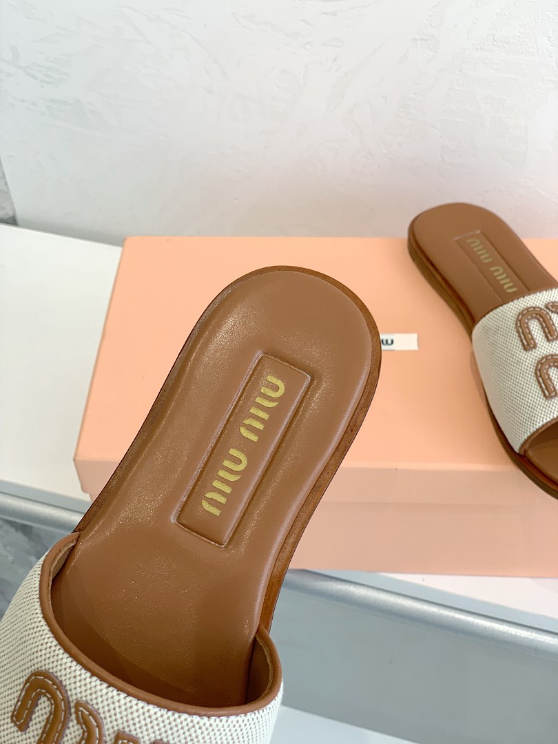 Miu Miu Canvas Logo Slide Sandal · R10J — תמונה 4