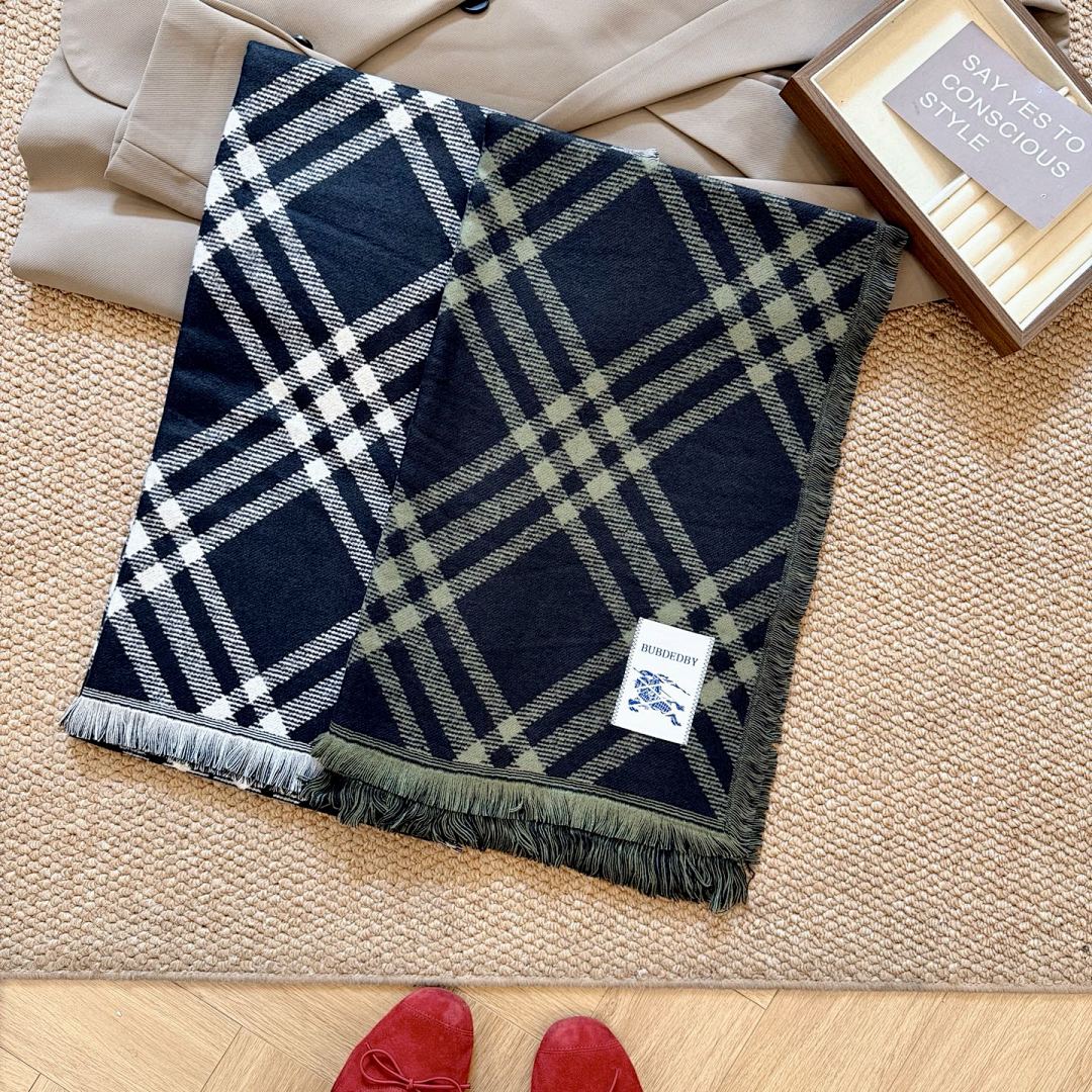 Burberry Wide Check Wool Silk Scarf · M40B — תמונה 9