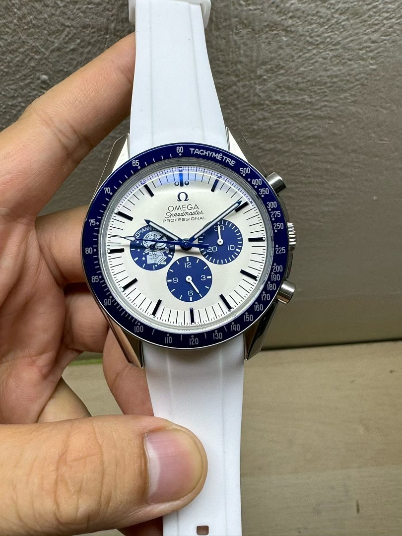 Omega Speedmaster Silver Snoopy Award · ZT13723