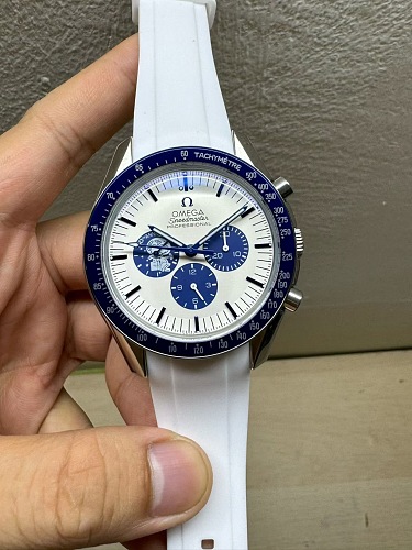 Omega Speedmaster Silver Snoopy Award · ZT13723