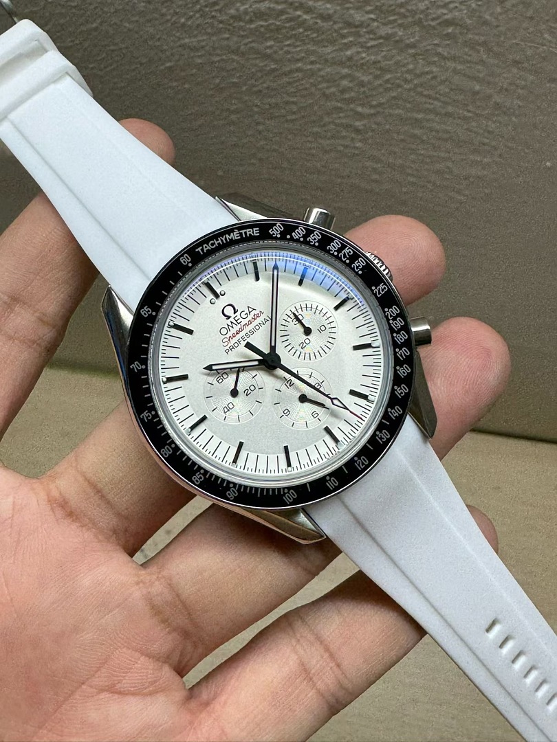 Omega Speedmaster Silver Snoopy Award · ZT13723 — תמונה 9