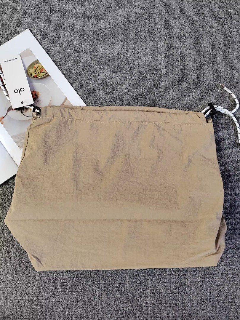 Alo Utility Cross Body Bucket Bag · A2883 — תמונה 2