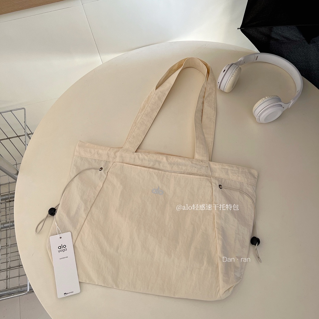 Alo Yoga Alo Aura Universal Tote Bag · A2904 — תמונה 24
