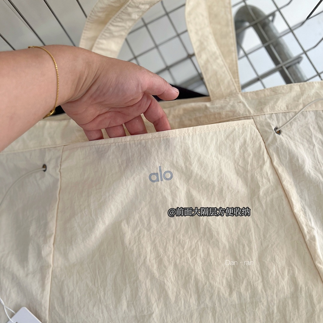 Alo Yoga Alo Aura Universal Tote Bag · A2904 — תמונה 17