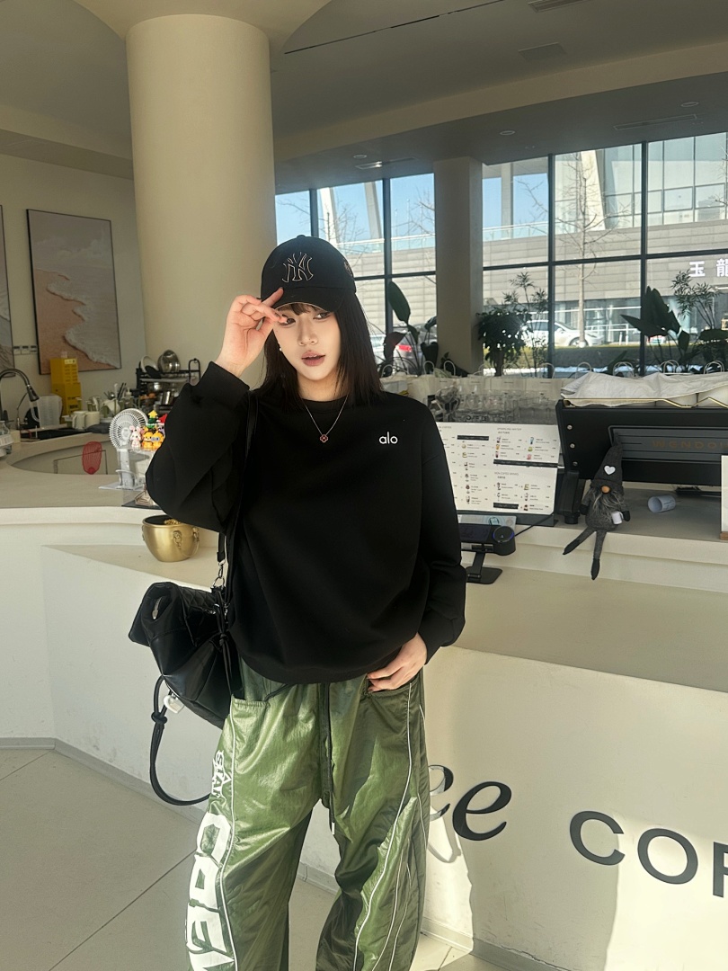 Alo Yoga Accolade Crew Neck Pullover · A2939 — תמונה 11