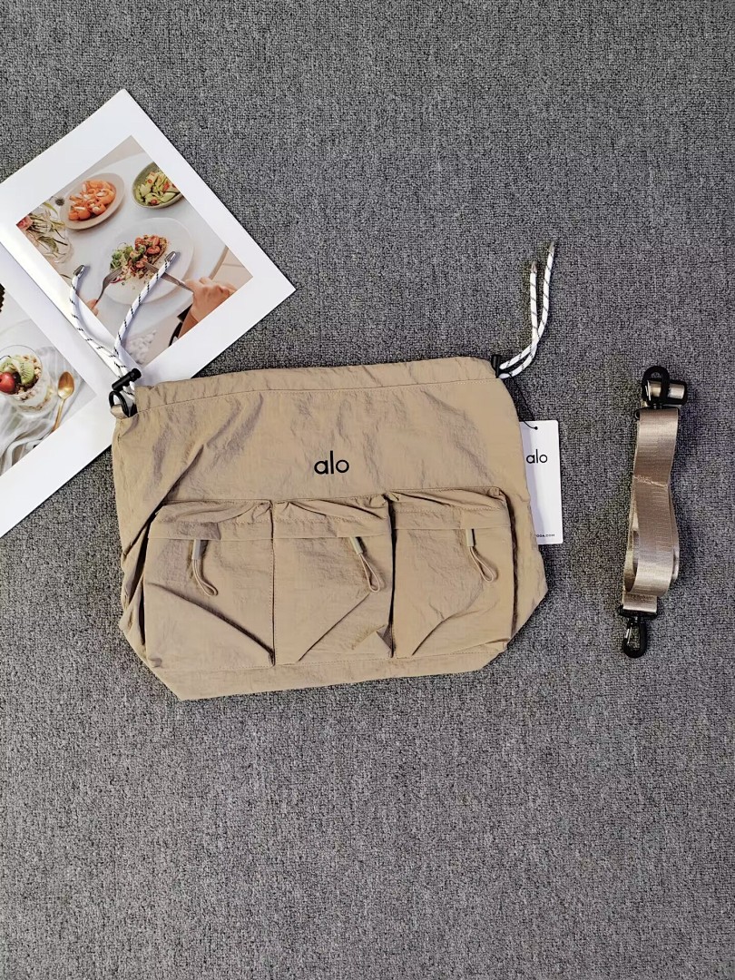 Alo Utility Cross Body Bucket Bag · A2883 — תמונה 12