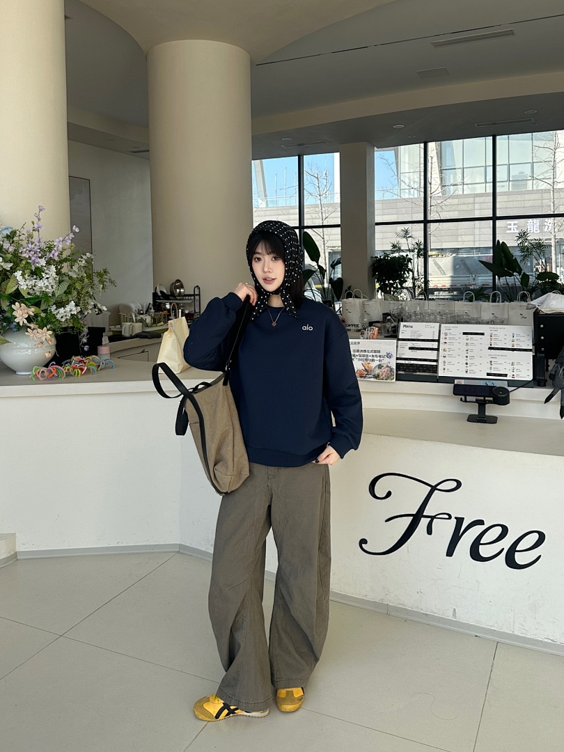 Alo Yoga Accolade Crew Neck Pullover · A2939 — תמונה 23