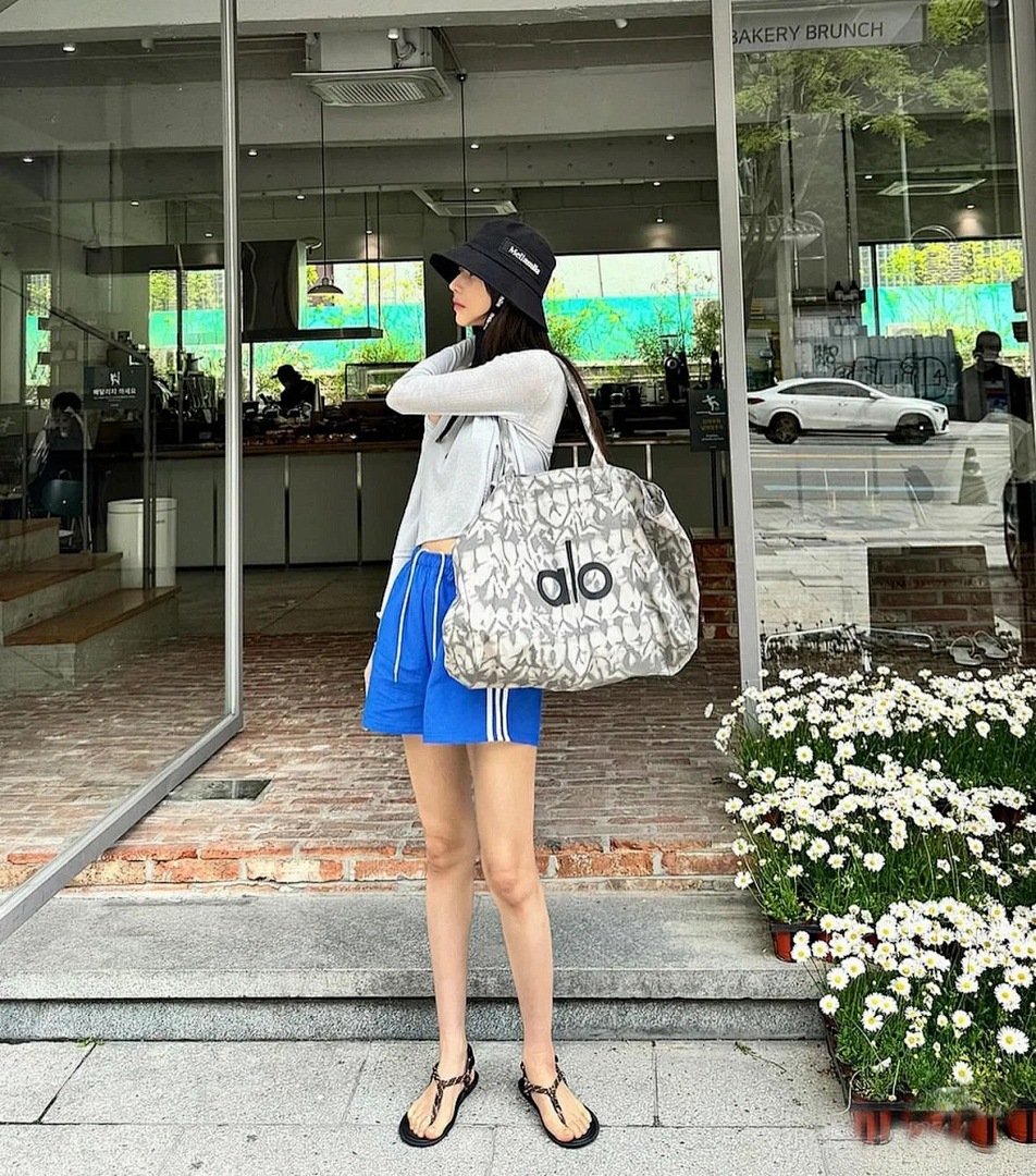 Alo Yoga Iconic Shopper Tote · A2806 — תמונה 3