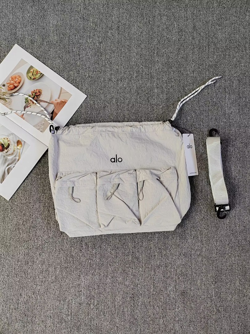 Alo Utility Cross Body Bucket Bag · A2883 — תמונה 11