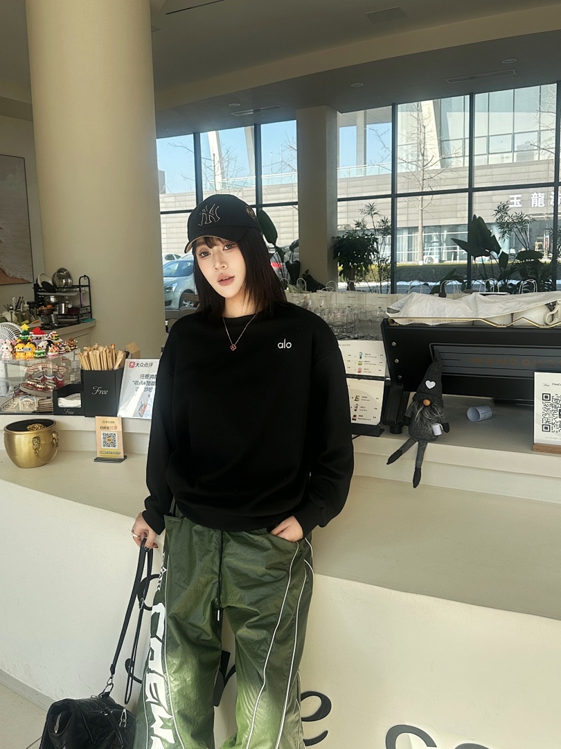 Alo Yoga Accolade Crew Neck Pullover · A2939 — תמונה 10