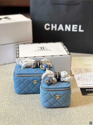 Chanel Pearl Crush Vanity Case · 6402