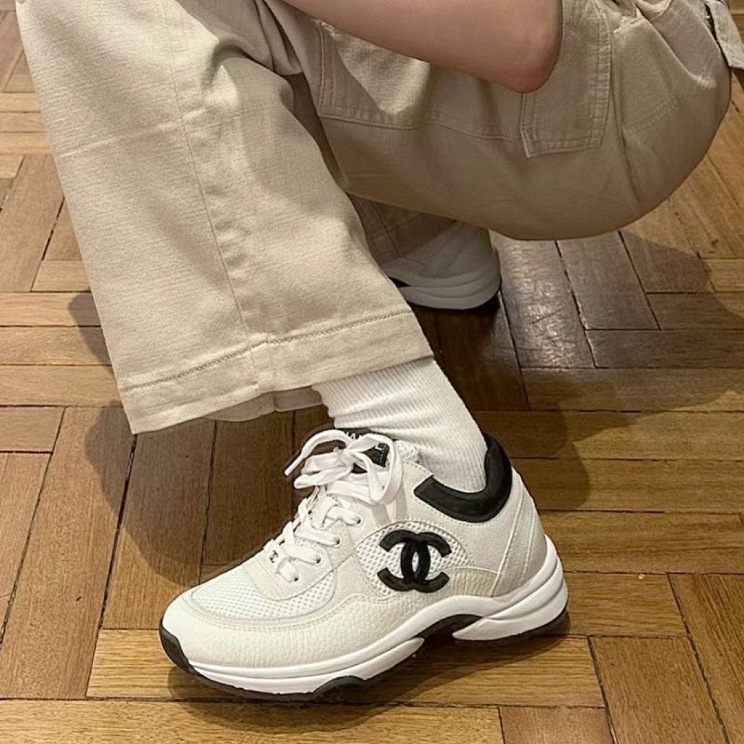 Chanel CC Logo Sneaker · 5149