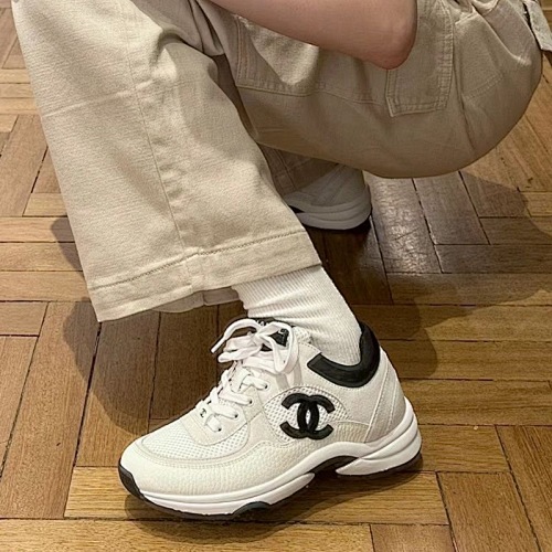 Chanel CC Logo Sneaker · 5149