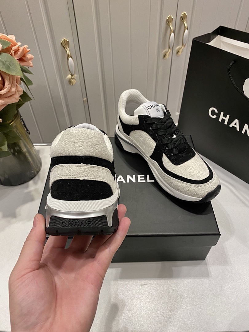 Chanel CC Logo Sneaker · 5210 — תמונה 20