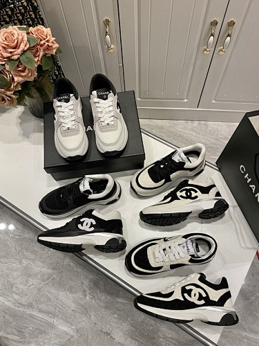 Chanel CC Logo Sneaker · 5210