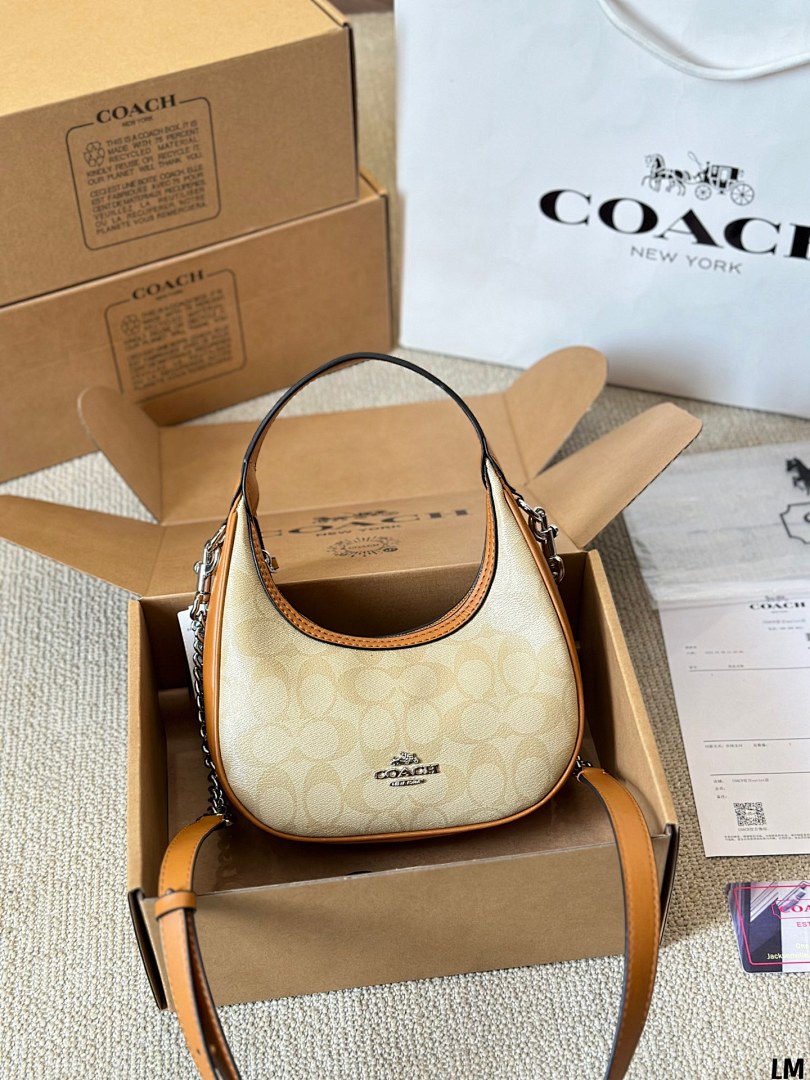 Coach Emily Shoulder Bag · 4704 — תמונה 25
