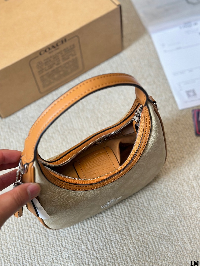 Coach Emily Shoulder Bag · 4704 — תמונה 23