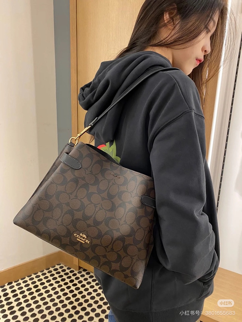 Coach Hanna Shoulder Bag · 4932