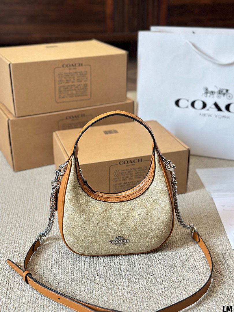 Coach Emily Shoulder Bag · 4704 — תמונה 6