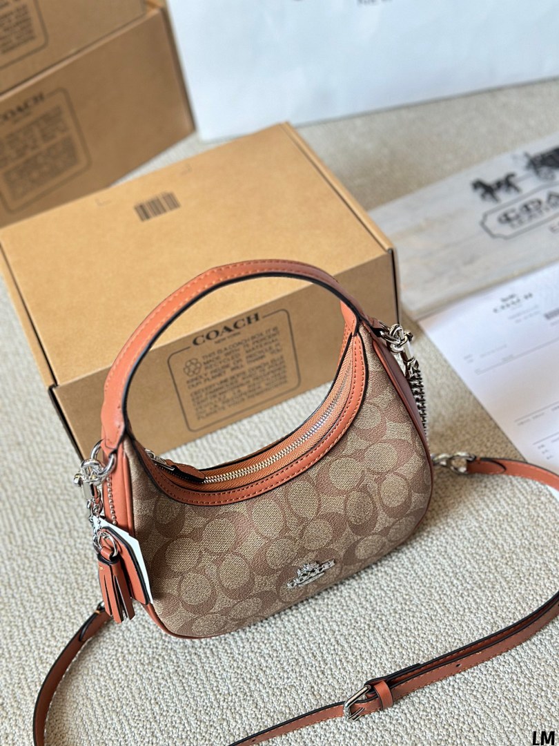 Coach Emily Shoulder Bag · 4704 — תמונה 9