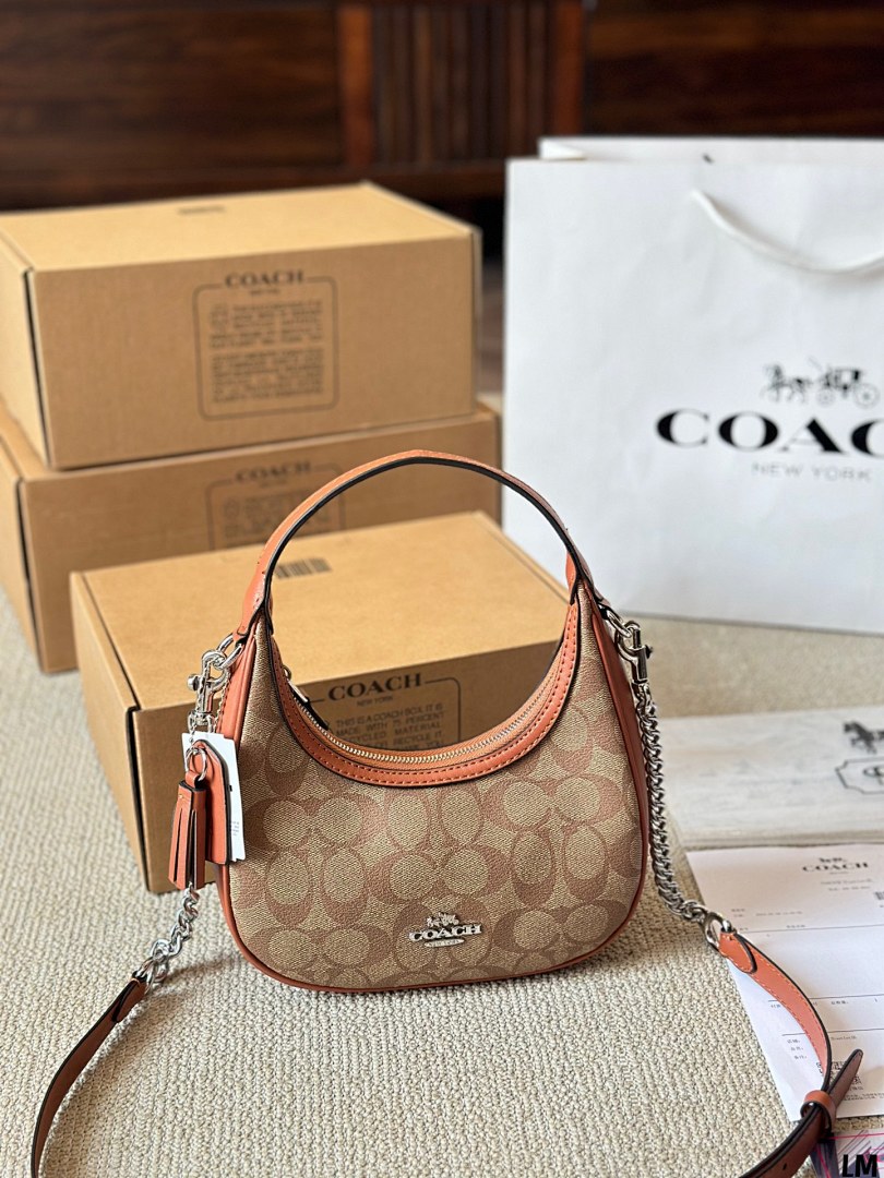 Coach Emily Shoulder Bag · 4704 — תמונה 10
