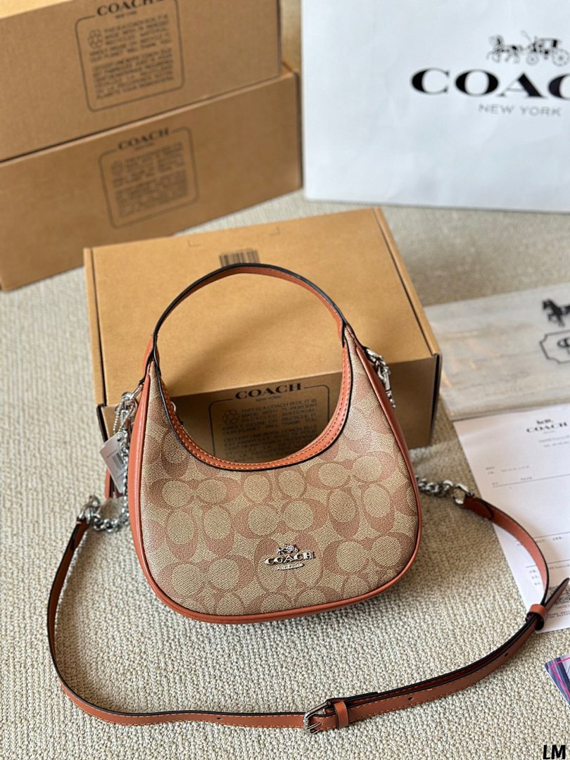 Coach Emily Shoulder Bag · 4704 — תמונה 11