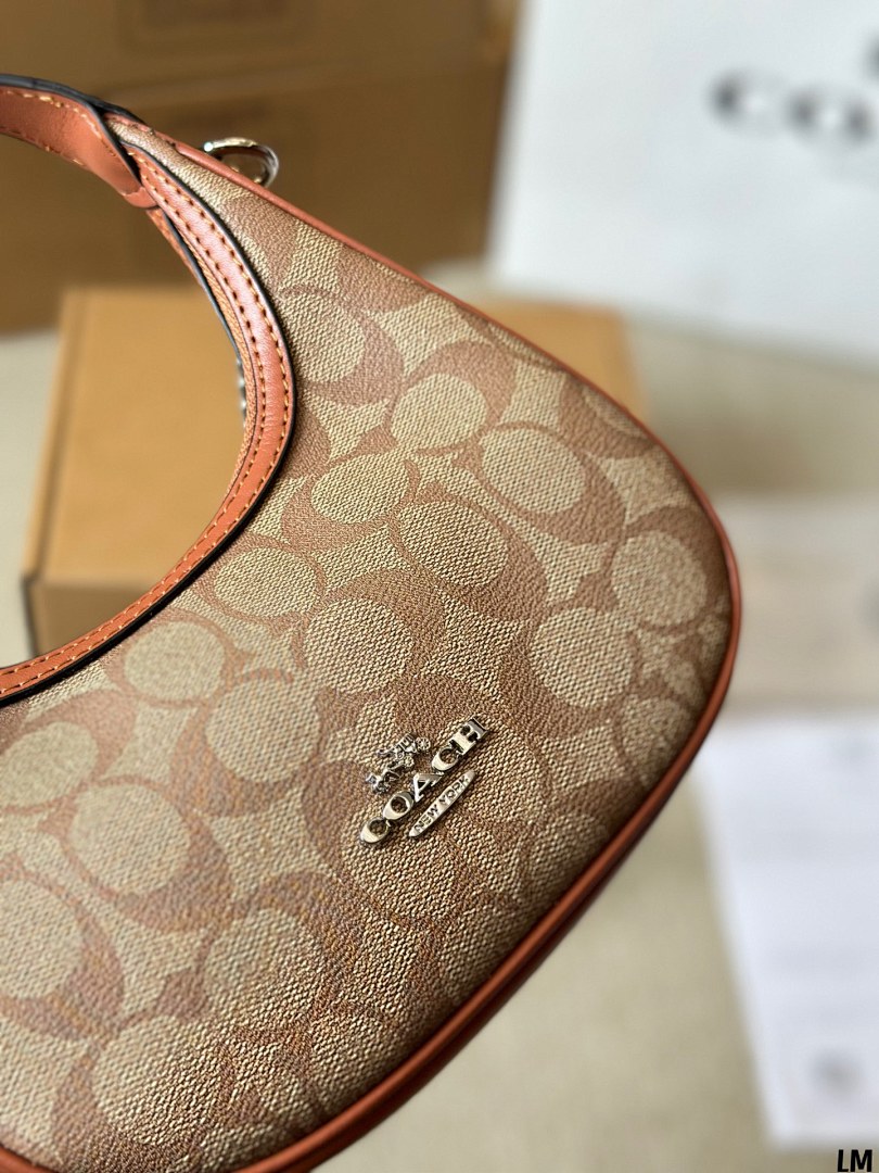 Coach Emily Shoulder Bag · 4704 — תמונה 7