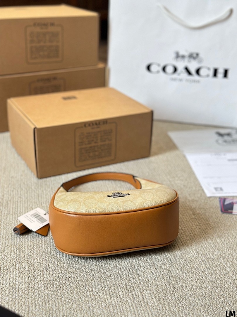 Coach Emily Shoulder Bag · 4704 — תמונה 22