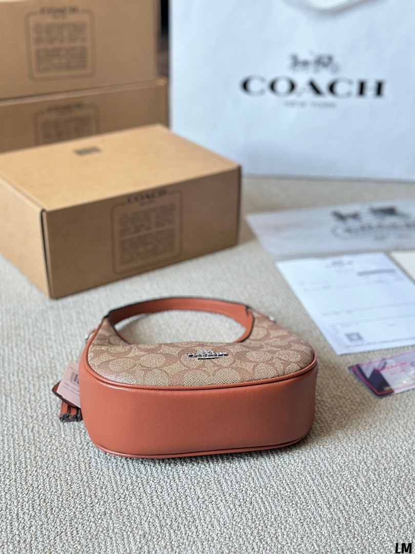 Coach Emily Shoulder Bag · 4704 — תמונה 8