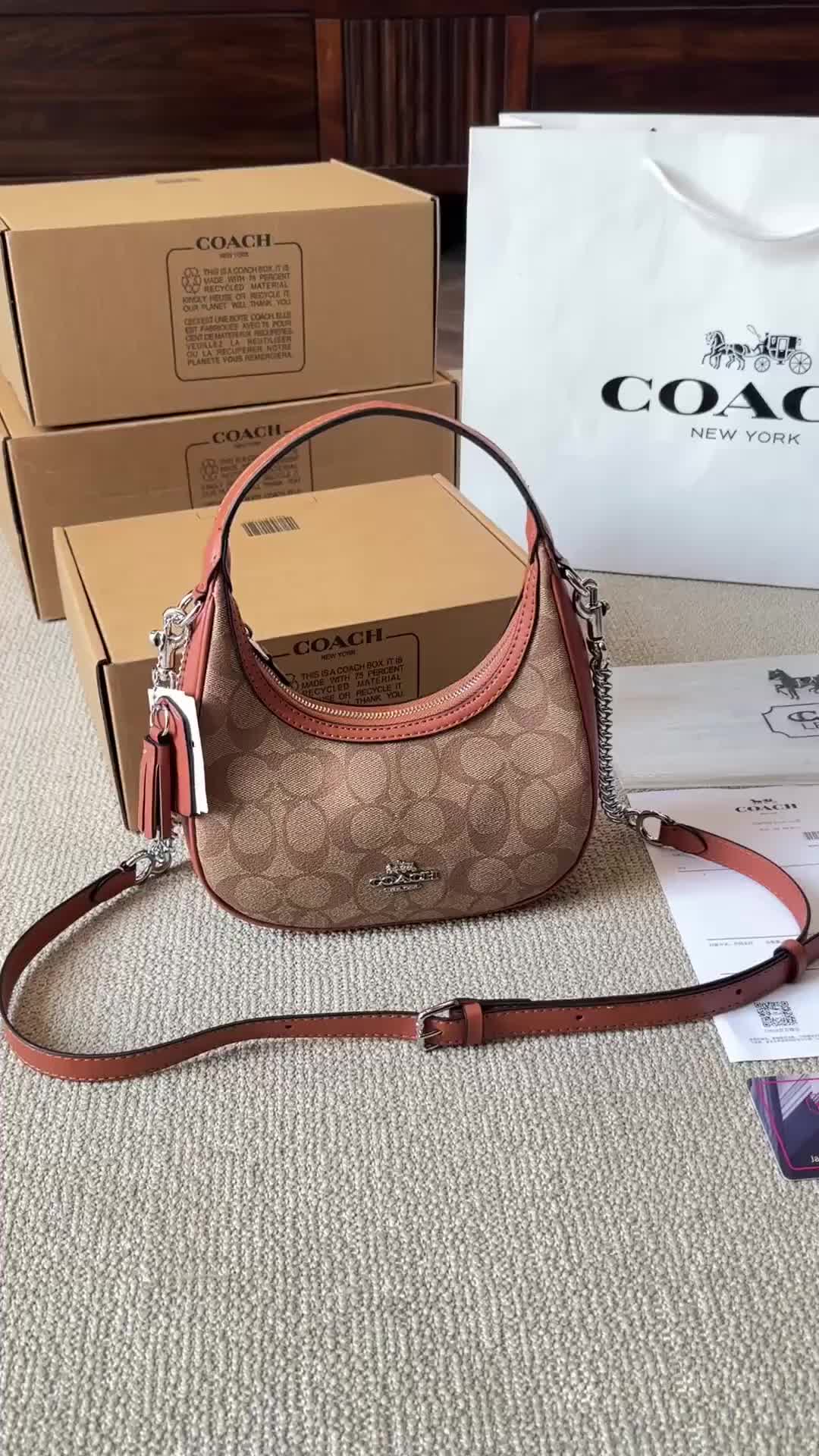 Coach Emily Shoulder Bag · 4704 — תמונה 3
