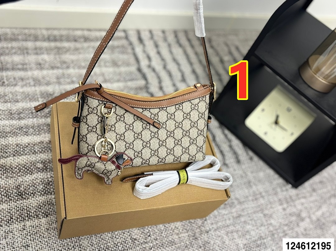 Gucci GG Emblem · 5841