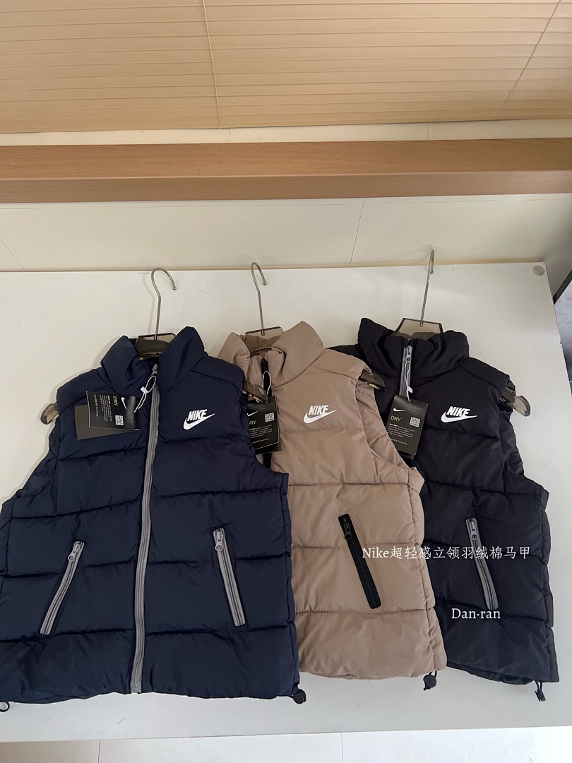 Nike Sportswear Club Puffer Vest · A2856 — תמונה 24