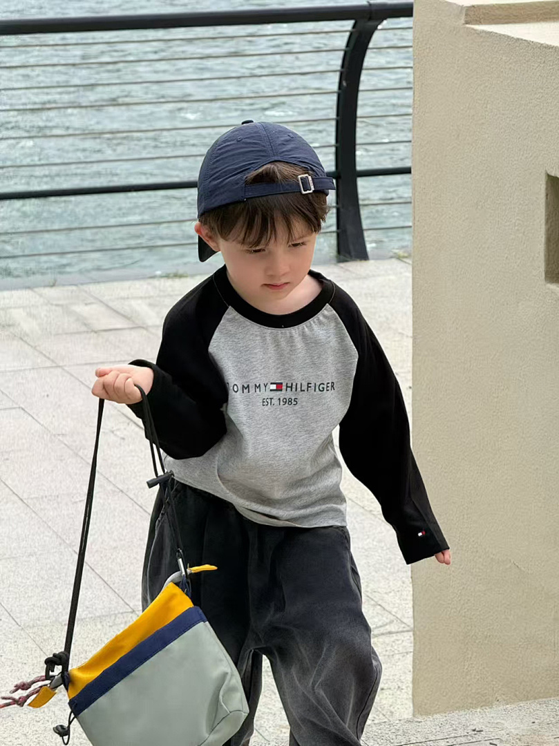 Tommy Hilfiger Kids' Raglan Colorblock T-Shirt · A2650 — תמונה 5