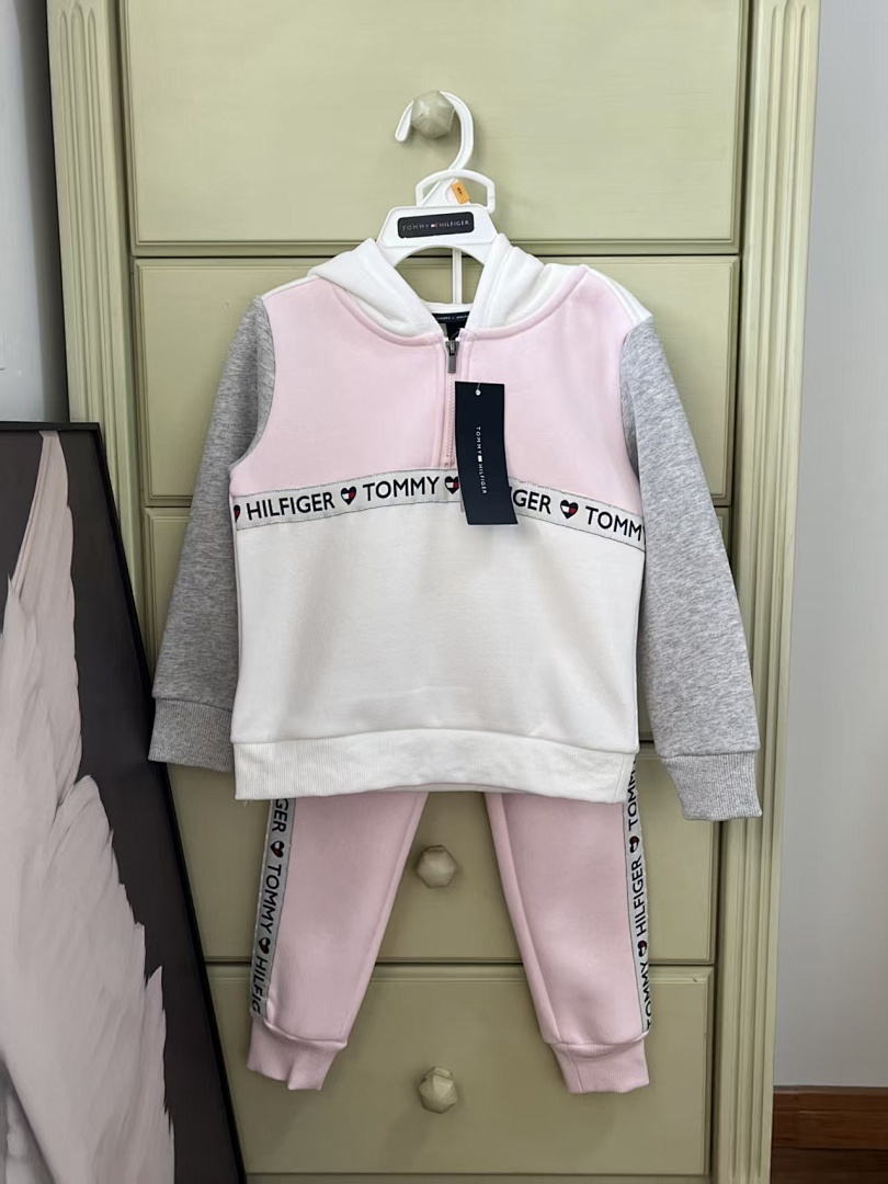 Tommy Hilfiger — סט קפוצ'ון ומכנסיים · A2658