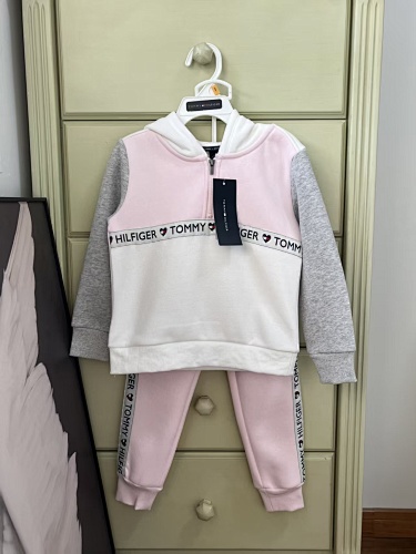 Tommy Hilfiger — סט קפוצ'ון ומכנסיים · A2658