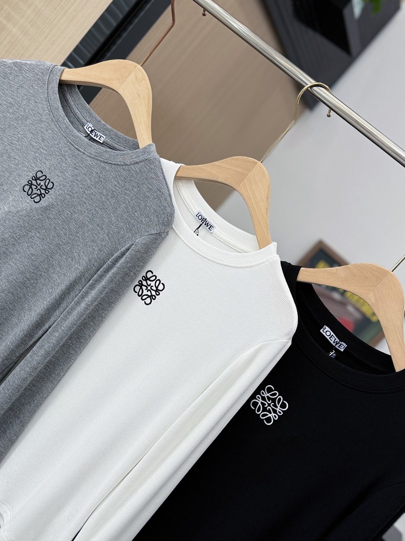 Loewe Anagram Long-Sleeve T-Shirt · A3470 — תמונה 9
