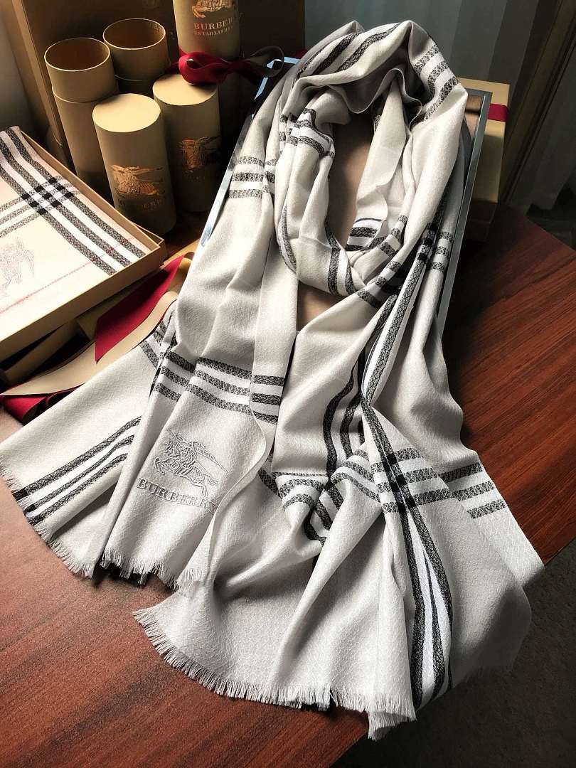 Burberry Reversible Check Cashmere Scarf · A3314 — תמונה 22