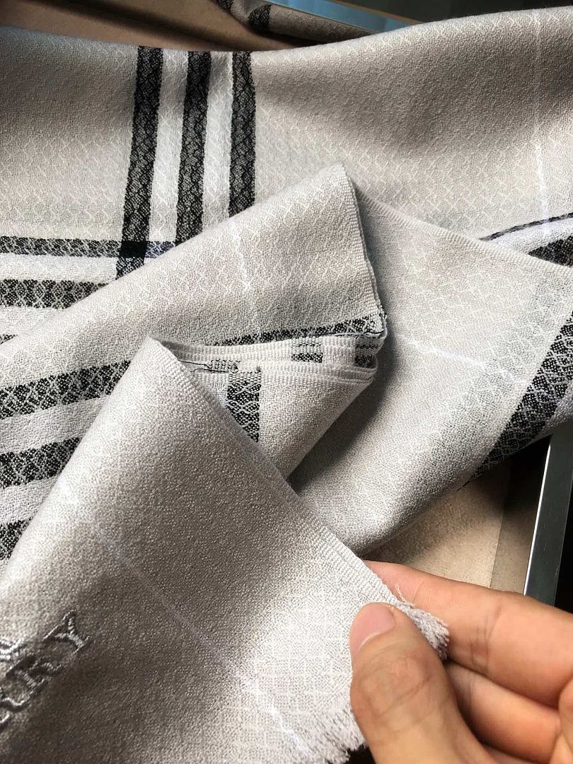 Burberry Reversible Check Cashmere Scarf · A3314 — תמונה 20