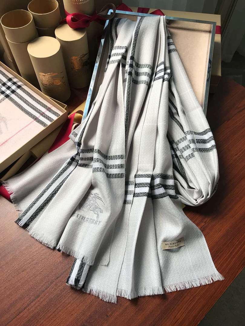 Burberry Reversible Check Cashmere Scarf · A3314 — תמונה 21